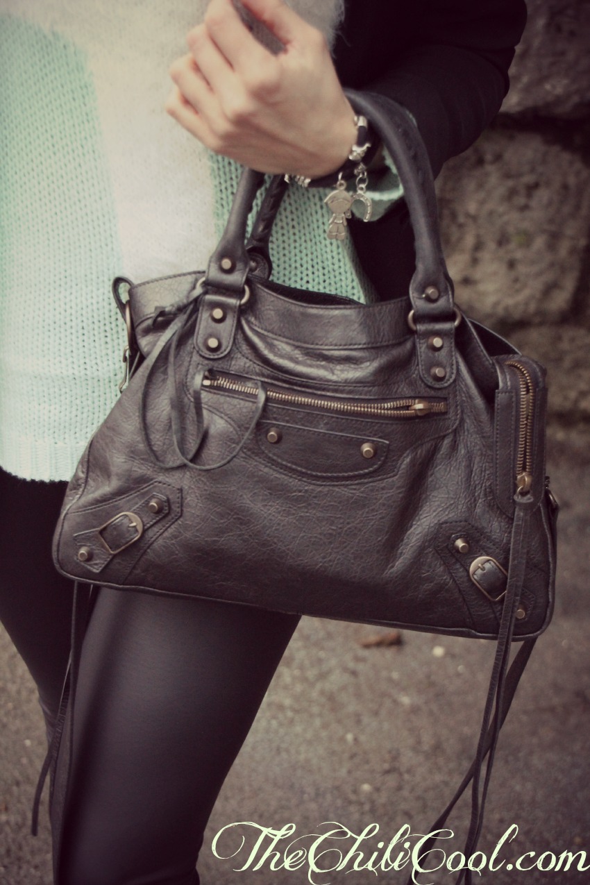 alessia milanese, thechilicool, fashion blog, fashion blogger,inversione di rotta total black ed un pull azzurro, balenciaga bag  