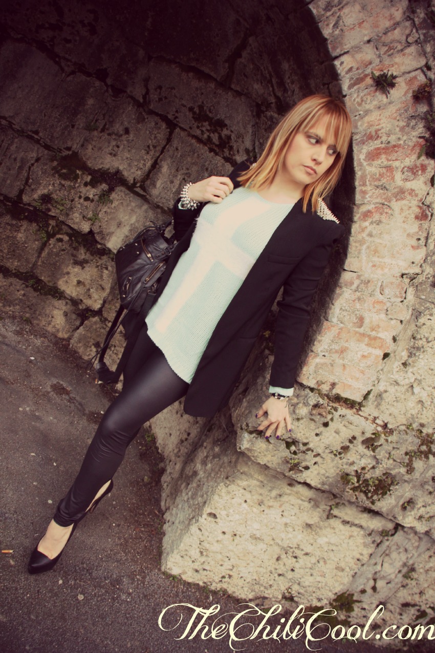 alessia milanese, thechilicool, fashion blog, fashion blogger,inversione di rotta total black ed un pull azzurro, balenciaga bag  