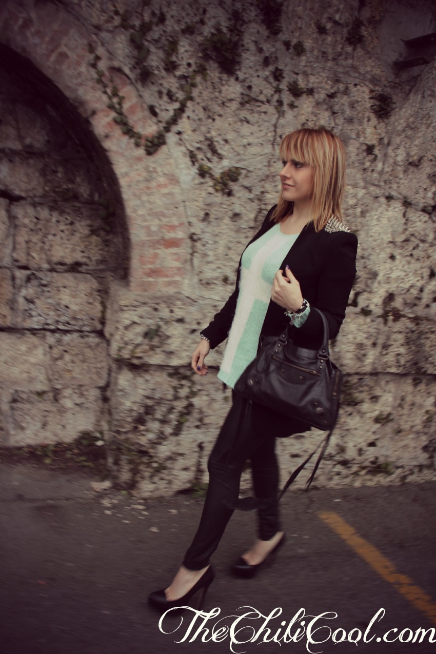 alessia milanese, thechilicool, fashion blog, fashion blogger,inversione di rotta total black ed un pull azzurro, balenciaga bag  