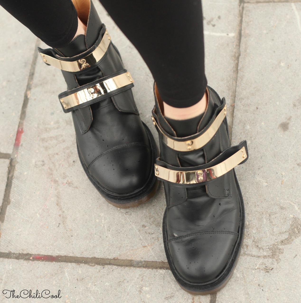  outfit per i giorni di pioggia parka e anfibi con dettagli dorati, alessia milanese, thechilicool, fashion blog, fashion blogger 