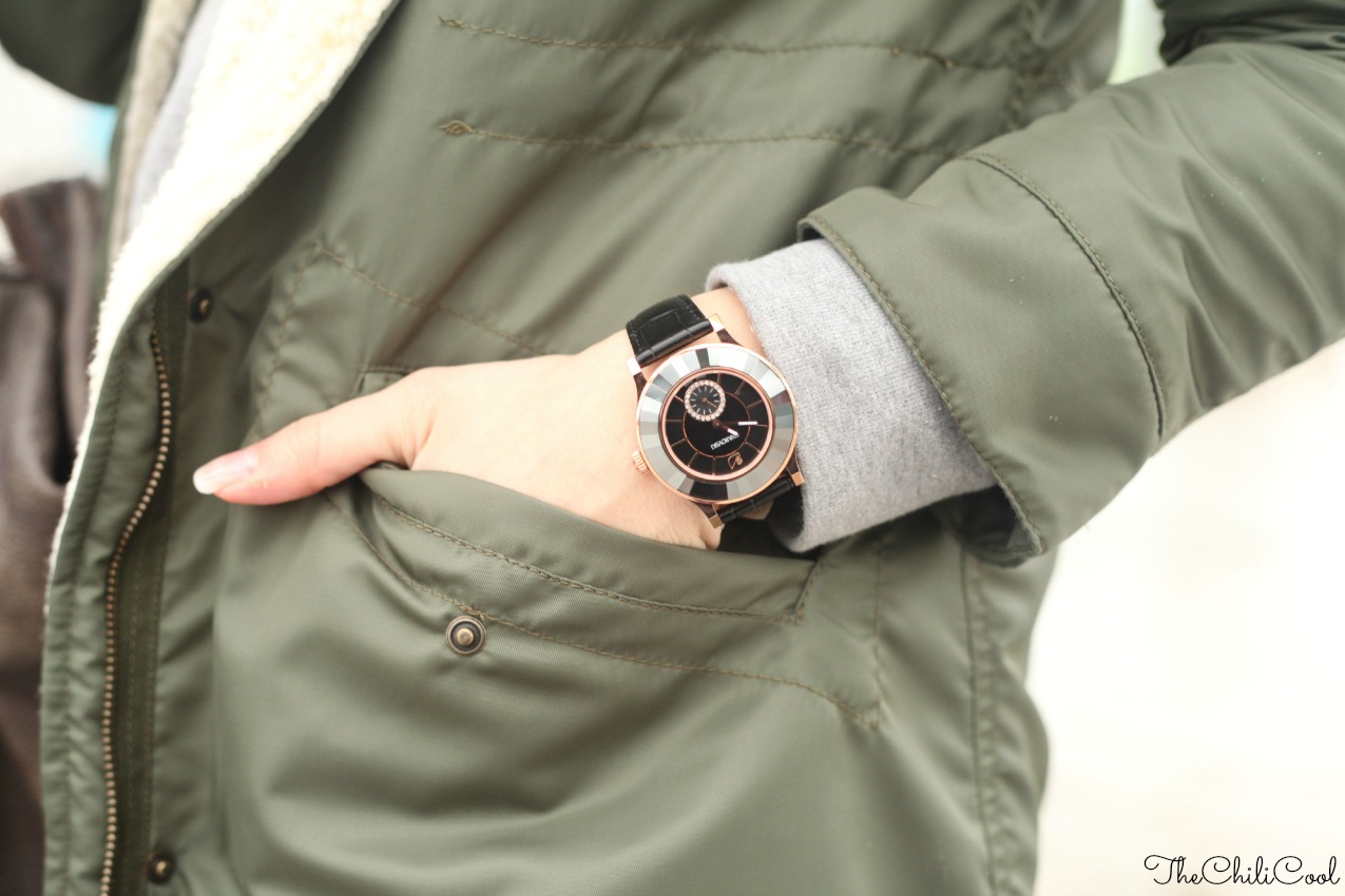 outfit per i giorni di pioggia parka e anfibi con dettagli dorati