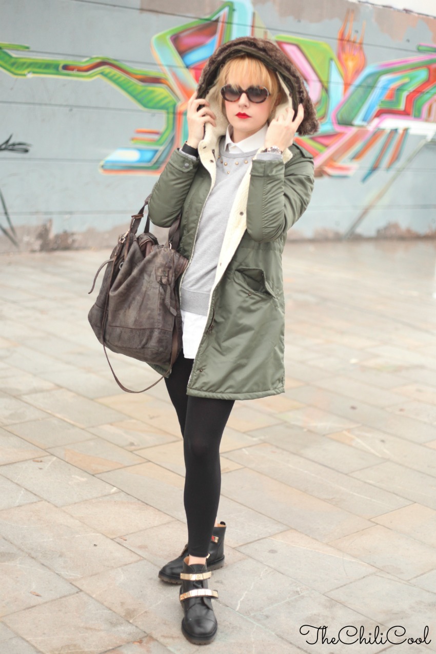 outfit per i giorni di pioggia parka e anfibi con dettagli dorati