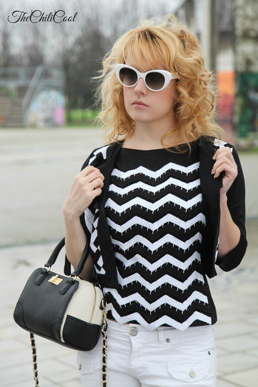  alessia milanese, thechilicool, fashion blog, fashion blogger,black&white series 7 blusa con decor geometric e jeans bianchi  