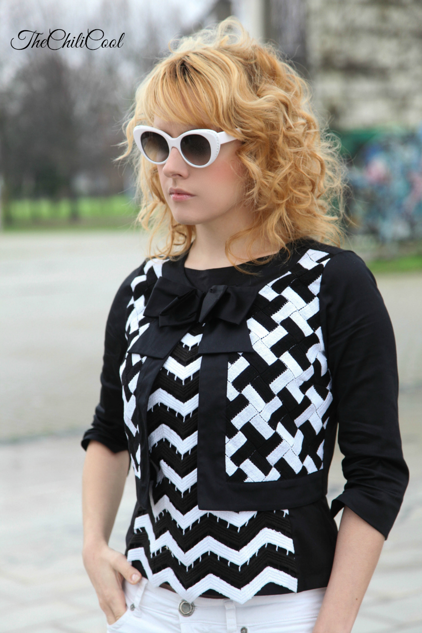  alessia milanese, thechilicool, fashion blog, fashion blogger,black&white series 7 blusa con decor geometric e jeans bianchi  
