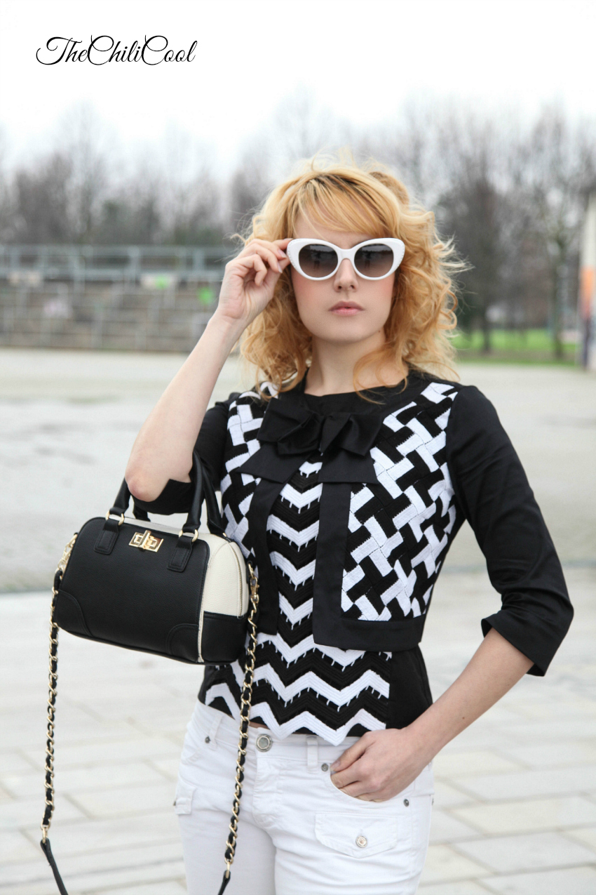  alessia milanese, thechilicool, fashion blog, fashion blogger,black&white series 7 blusa con decor geometric e jeans bianchi  