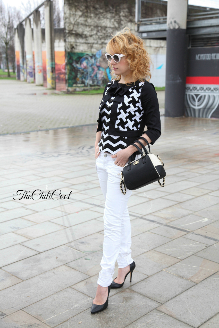  alessia milanese, thechilicool, fashion blog, fashion blogger,black&white series 7 blusa con decor geometric e jeans bianchi  