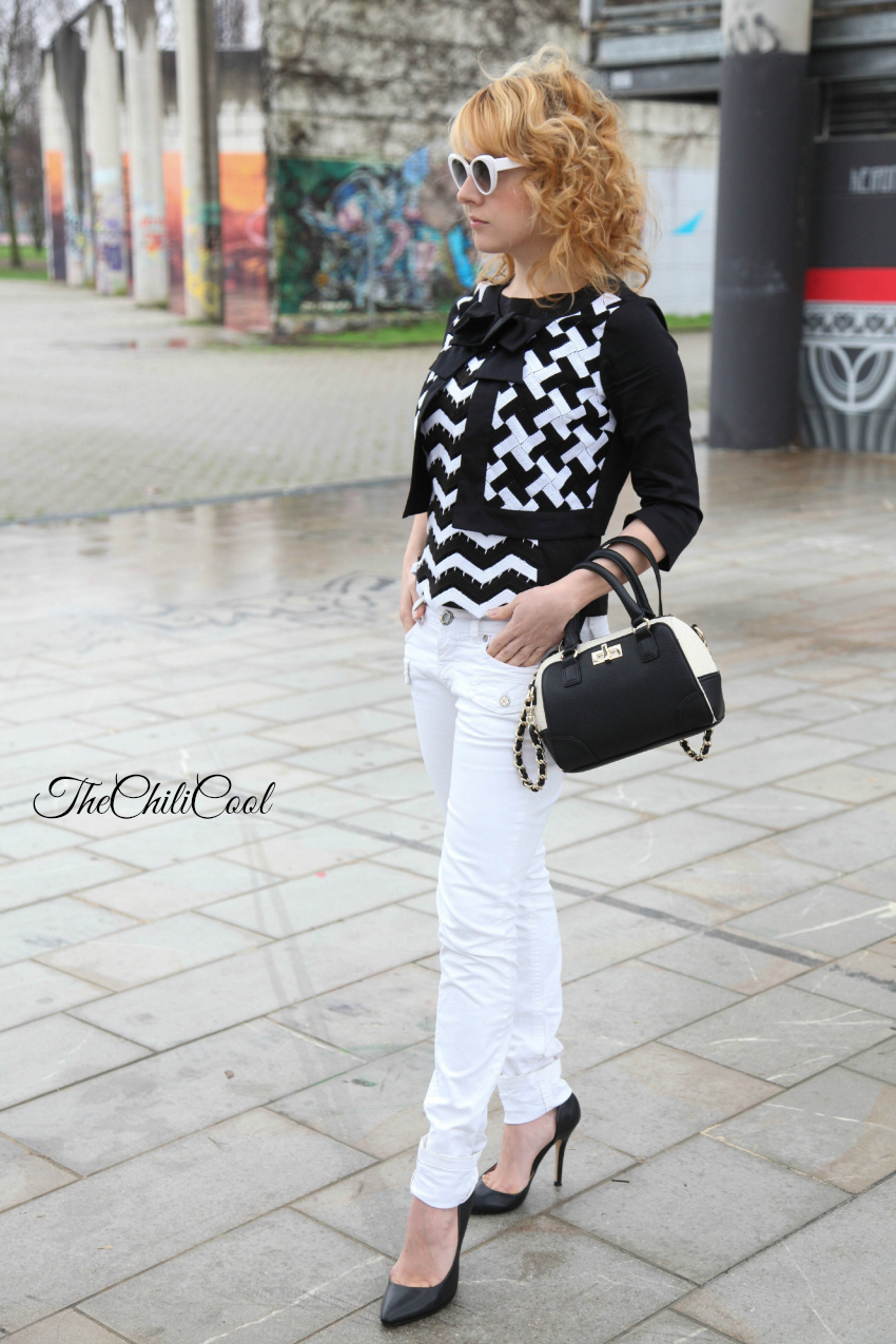  alessia milanese, thechilicool, fashion blog, fashion blogger,black&white series 7 blusa con decor geometric e jeans bianchi  