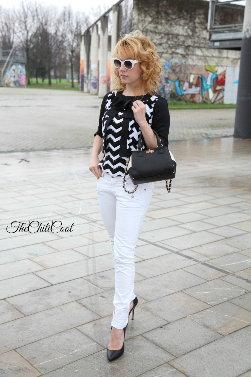  alessia milanese, thechilicool, fashion blog, fashion blogger,black&white series 7 blusa con decor geometric e jeans bianchi  