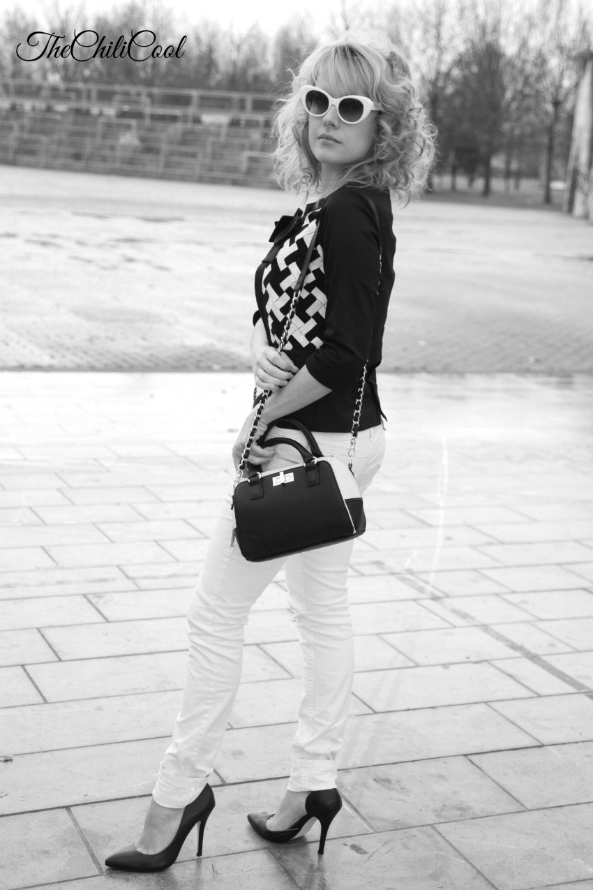  alessia milanese, thechilicool, fashion blog, fashion blogger,black&white series 7 blusa con decor geometric e jeans bianchi  