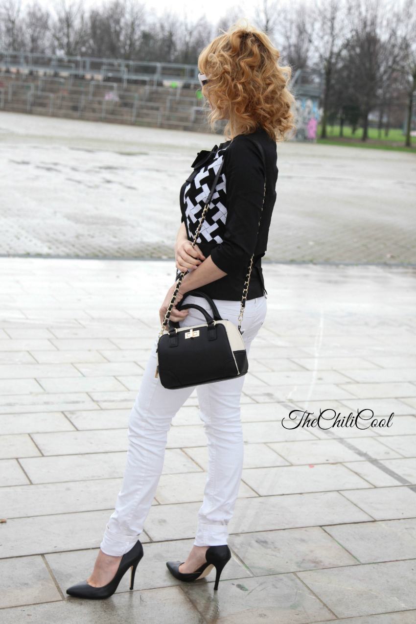  alessia milanese, thechilicool, fashion blog, fashion blogger,black&white series 7 blusa con decor geometric e jeans bianchi  
