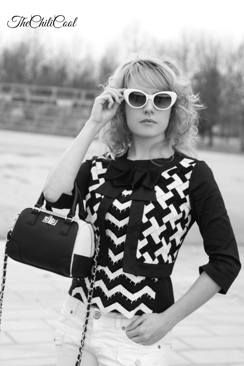 alessia milanese, thechilicool, fashion blog, fashion blogger,black&white series 7 blusa con decor geometric e jeans bianchi  