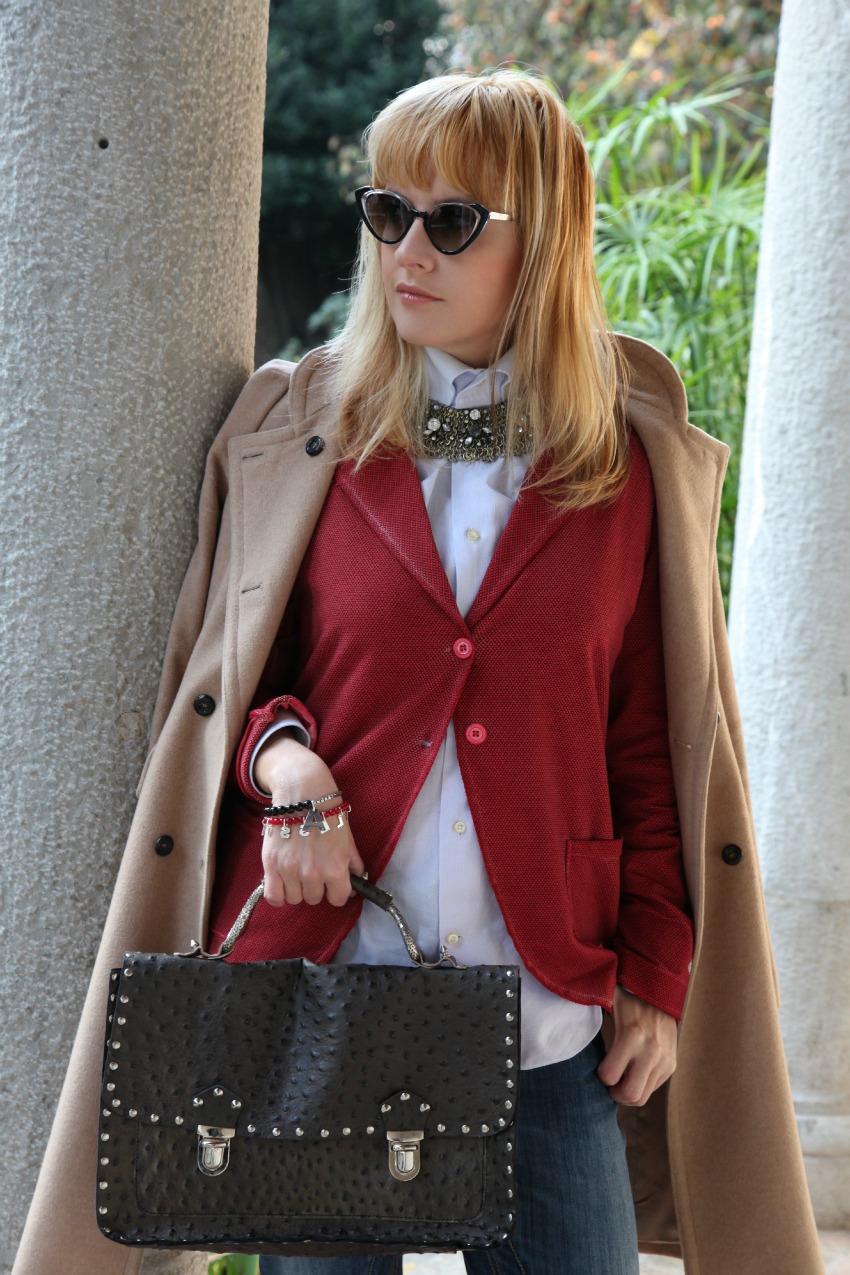 Rosso, luce ed un cappotto color cammello, alessia milanese, thechilicool, fashion blog, fashion blogger, toxit sunglasses