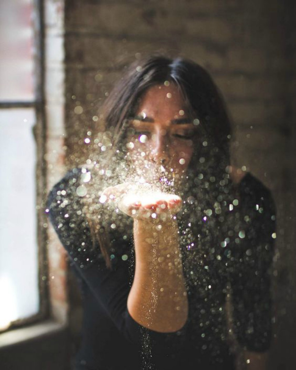 3. Come e che cosa puoi imparare dai tuoi errori? Se guardando l’anno che si sta per concludere, ti rendi conto di aver fatto degli errori, rallegrati: significa che hai fatto dei tentativi per cambiare le cose! Quando proviamo a fare cose nuove, cadere e commettere degli errori è inevitabile e necessario. Sono proprio gli errori a farci capire che cosa può essere cambiato e migliorato. È solo quando ci permettiamo di non essere perfetti, di fallire, provare e riprovare che possiamo evolvere e migliorare. 4. Quali risultati piccoli o grandi puoi celebrare? Molti di noi, si saranno posti degli obiettivi nel corso dell’anno. È ora il momento di festeggiare i risultati che abbiamo raggiunto. Magari non siamo riusciti a realizzare completamente ciò che ci eravamo prefissi di fare, non importa. Celebrare anche i piccoli traguardi ci dà la motivazione per proseguire sulla nostra strada!